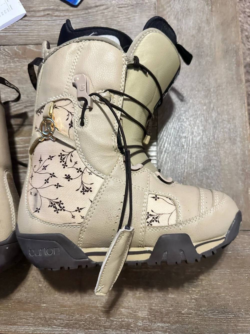 Burton Emerald Snowboard Boots Girls Size 4 Tan LaceUp Winter Snowboarding Boots